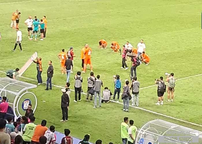 When Borneo FC Players Lay Down, Sat Down and Were Sad That They Failed to Reach the Final of the BRI Liga 1 Championship Series
